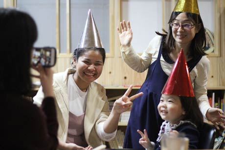 3歳の女の子と一緒になって遊ぶ