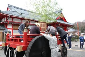 弥彦駅前に移動、設置した湯曳き車