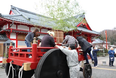 弥彦駅前に移動、設置した湯曳き車