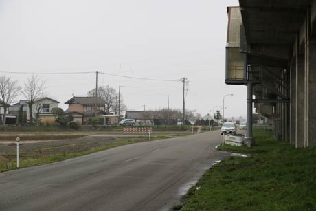 事故現場の側道、奥に向かって新潟市方向で左手にあるのが小中川の集落、右に新幹線の高架