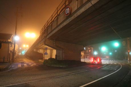 三条市の昭栄大橋がまたぐ大通り付近の濃霧