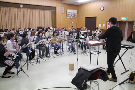  9日、三条市嵐南公民館で練習する三条市吹奏楽団
