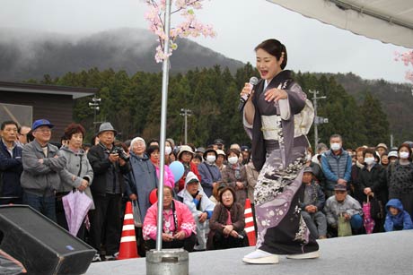 道の駅国上のグランドオープン記念イベントで歌謡ショーを行う上杉香緒里さん