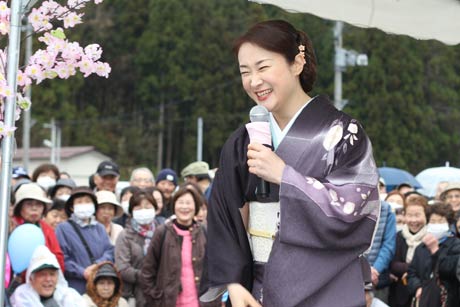 来場者に気軽に声をかける上杉香緒里さん