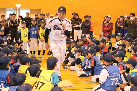 つばめ野球教室で指導する“ギャオス内藤”こと内藤尚行さん