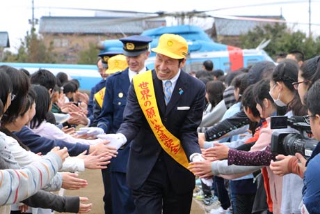 ヘリコプターで小中川小学校に降り立ち児童に歓迎される米山隆一知事