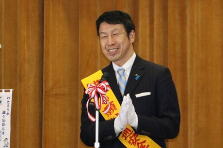  交通安全講話を行う米山隆一知事