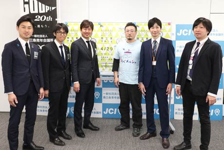  記者会見で左から燕三条青年会議所の川上勇太副理事長、高橋哲也二十周年記念式典実行委員長、関義実理事長、横山貴博ツバメルシェ実行委員長、高橋昌弘三条マルシェ実行委員長、丸山竜一弥彦村商工課係長
