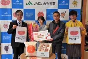 JAにいがた南蒲農産物直売所「ただいまーと」の買物客20万人になった高橋松範さん、尚子さん夫婦（中央）