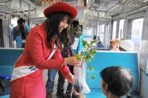 ミス雪椿が一日駅長になって加茂市の雪椿大園遊会をPR