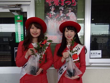 PRに参加したミス雪椿2人