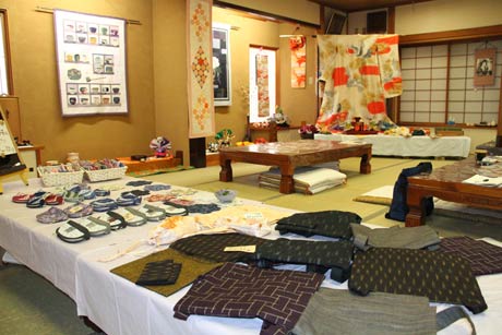 分水おいらん道中に向けてすし店「惣六」で開かれている手作り作品展「手のぬくもり　心にゆとり展」