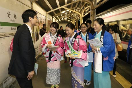 鈴木力燕市長も乗車しておいらん役と