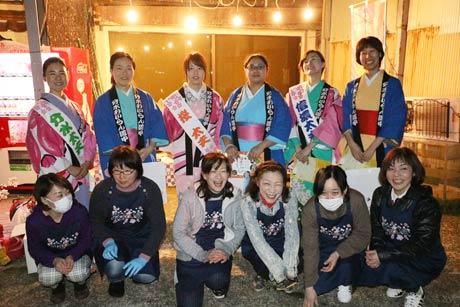  ＝駅前で豚汁の販売を行った六姫味会と