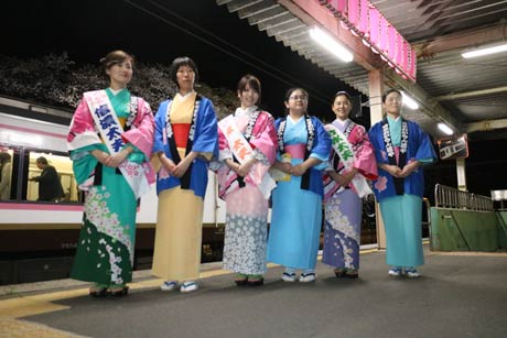 えちご分水夜桜号の見送りに再びホームへ