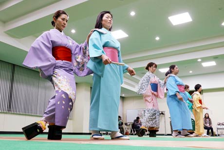おいらん役の外八文字の歩き方のけいこ