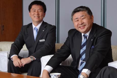 三条信用金庫の西潟精一理事長(右)と職員会幹事長の鹿田康弘本店長代理