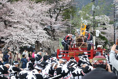 弥彦湯かけまつり
