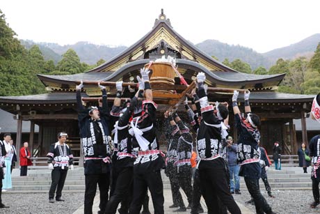 拝殿前で神湯を載せたみこしを激しくもむ
