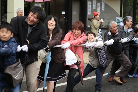 一般参加者も懸命に綱を引く