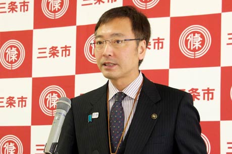  記者会見する国定市長