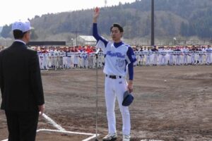 三条野球連盟開幕式で選手宣誓を行う三條機械製作所の近藤竜太主将