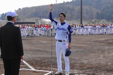 三条野球連盟開幕式で選手宣誓を行う三條機械製作所の近藤竜太主将