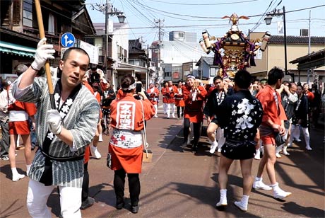 おいらん道中に先立って分水神輿