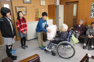 大面小児童に手作りした雑巾約100枚を寄付する「デイサービスセンターさかえ」の利用者