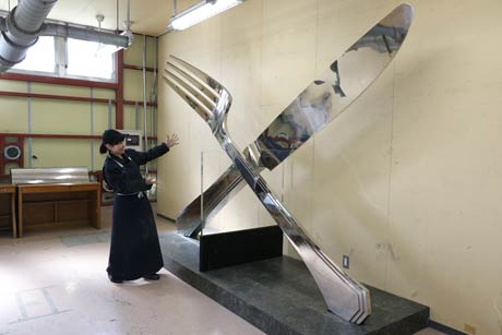 磨き屋一番館に展示したキタローのジャンボフォークとナイフ