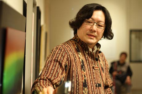 燕市産業史料館で開かれている龍村周織物展で初日22日に作品解説を行う龍村周氏