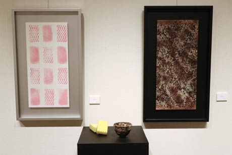  龍村周氏のスポンジを元に制作した「sponge」（左）と自身の陶芸作品を基に制作した「Glaze」（右）