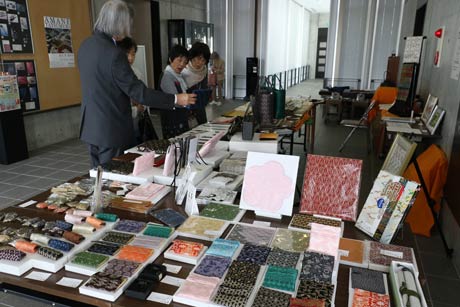  玄関ロビーで株式会社龍村光峯の商品の販売