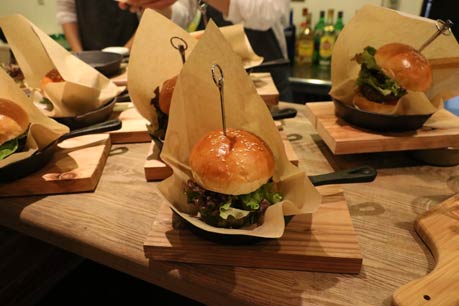 セット1,000円で販売するハンバーガー