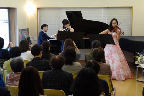 約100人で大入りの会場