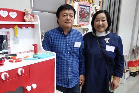 主催するトールペイント家具製造「カントリーブルー」の山崎俊子さん夫婦