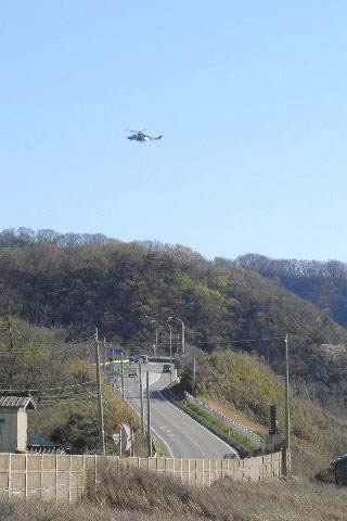  行方不明者を捜索する県警ヘリ