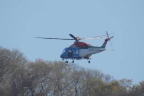 捜索する県警ヘリ