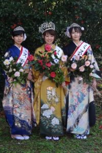 左からミス雪椿の馬場さん、雪椿クイーンの寒河江さん、ミス雪椿の小玉さん