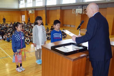 4年生の代表3人に和釘大使の任命証を手渡す三条鍛冶道場の長谷川晴生館長