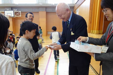長谷川館長から4年生一人ひとりに三条鍛冶太郎のピンバッジをプレゼント