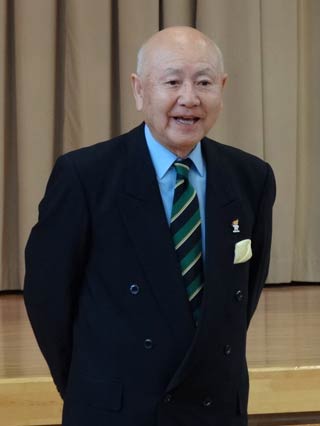 あいさつする長谷川館長