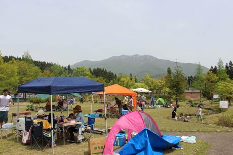 昨年の前庭でのデーキャンプのようす