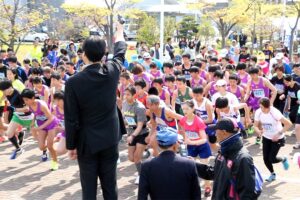 鈴木市長のピストルを合図にスタートする第28回燕マラソン大会