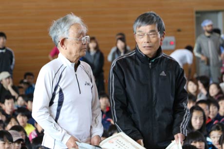  20回出場で表彰された近藤久栄さん(左)と成岡力さん