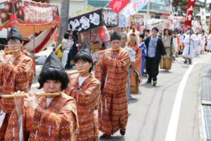 寺泊・白山媛神社の春の大祭で大名行列や大神楽