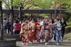 初夏の陽気のなか加茂市で337人の新成人の門出を祝う