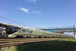 JR東三条駅で停車する豪華寝台列車「トランスイート四季島」