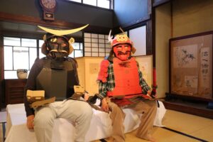 町屋ギャラリー薩摩屋で展示、着用も出来る段ボール甲冑
