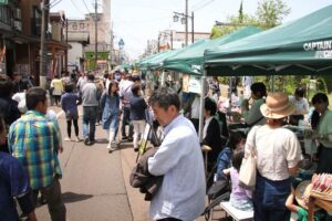 1万7500人の人出でにぎわった7日の三条マルシェ